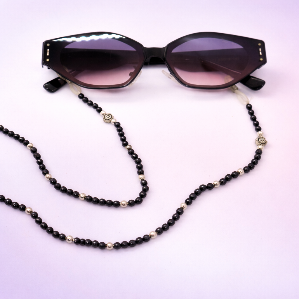 Cuelga Gafas Negro con Perlas – Elegancia Minimal At Night