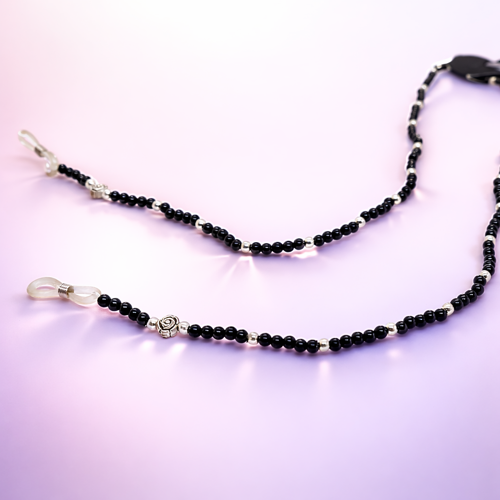 Cuelga Gafas Negro con Perlas – Elegancia Minimal At Night