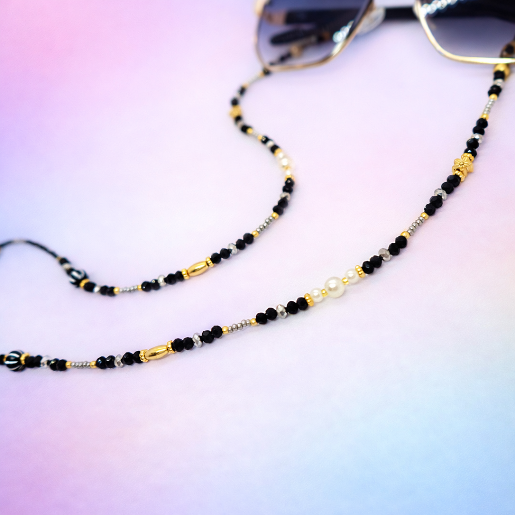 Cuelga Gafas Negro y Dorado con Perlas | At Night Sunglasses