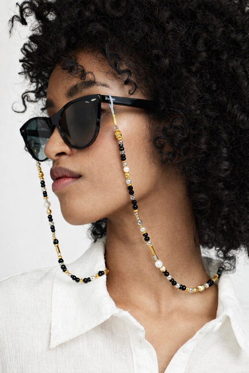 Cuelga Gafas Negro y Dorado con Perlas | At Night Sunglasses