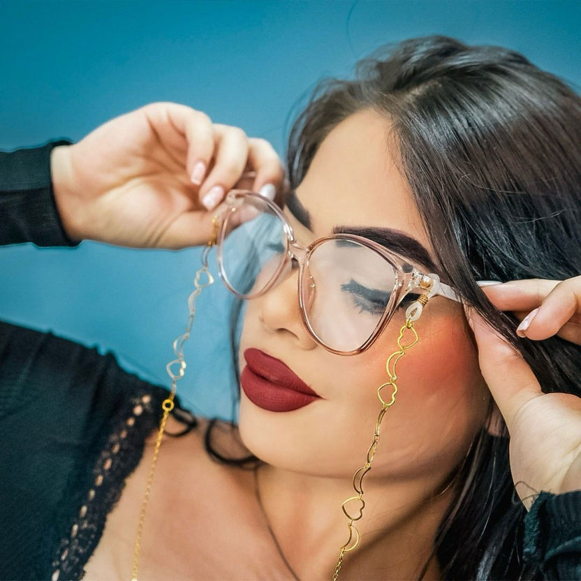 Modelo con cadena para gafas dorada de acero con líneas y corazones