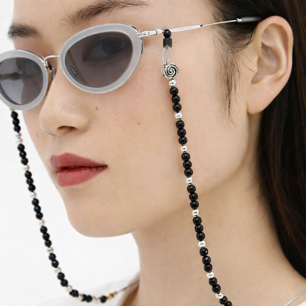 Cuelga Gafas Negro con Perlas – Elegancia Minimal At Night
