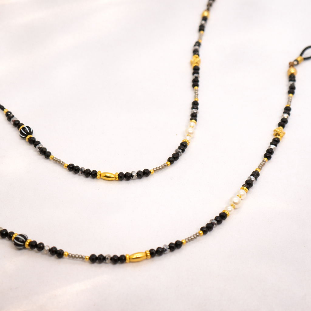 Cuelga Gafas Negro y Dorado con Perlas | At Night Sunglasses